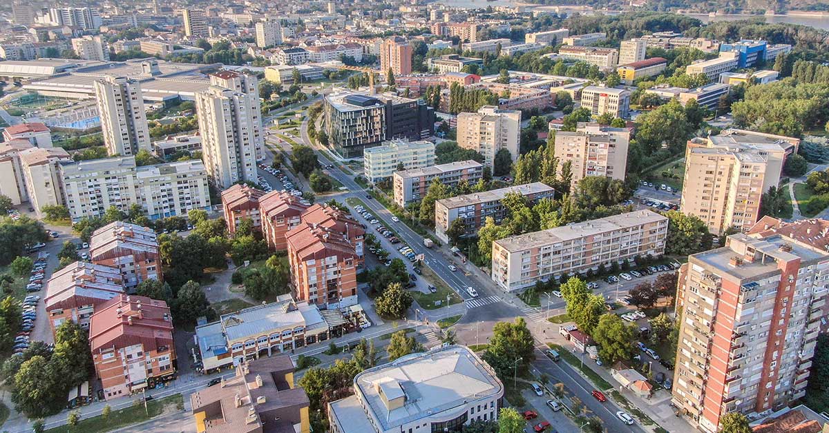 Novogradnja u Novom Sadu sa lokalima i parkiranim automobilima