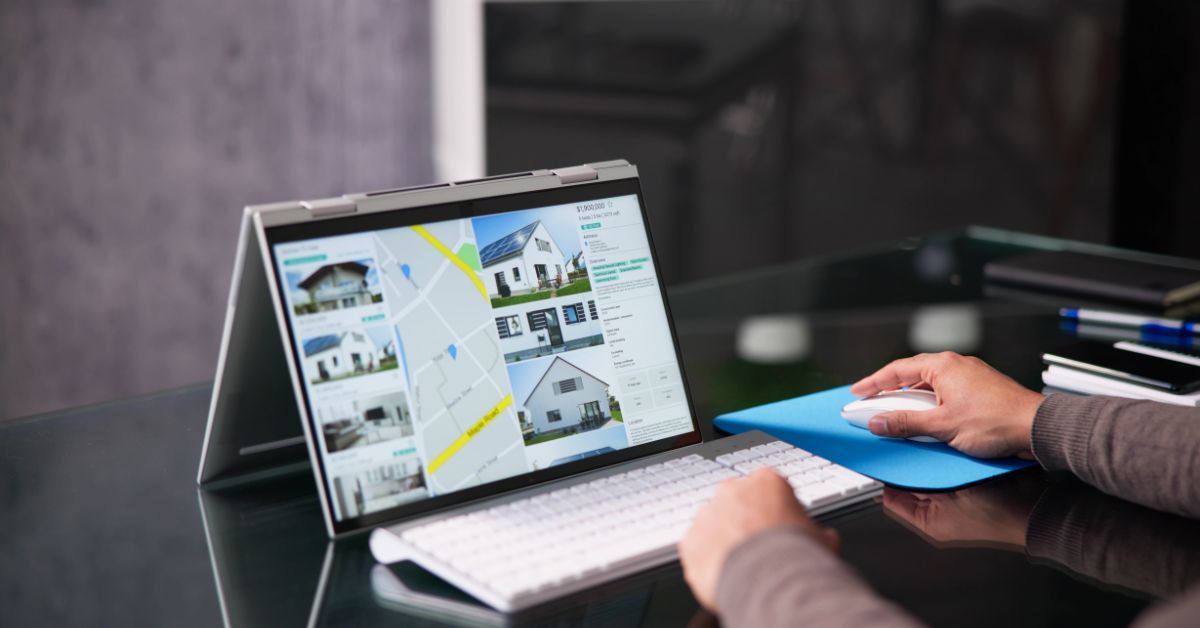 Čovek na laptopu pretražuje nekretnine uz pomoć kupovina vodica