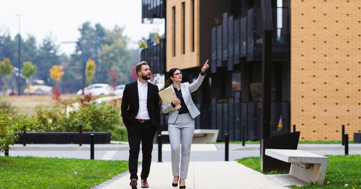 Kako proceniti vrednost stana - agent za nekretnine pokazuje klijentu objekat