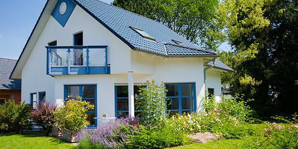 Porodična kuća sa dvorištem kao primer stambene nekretnine u mirnom okruženju